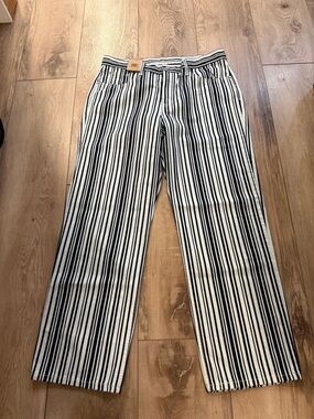 Levi's NWT Low Pro Women's Jeans  SIZE 32x30 black and white vertical stripe.